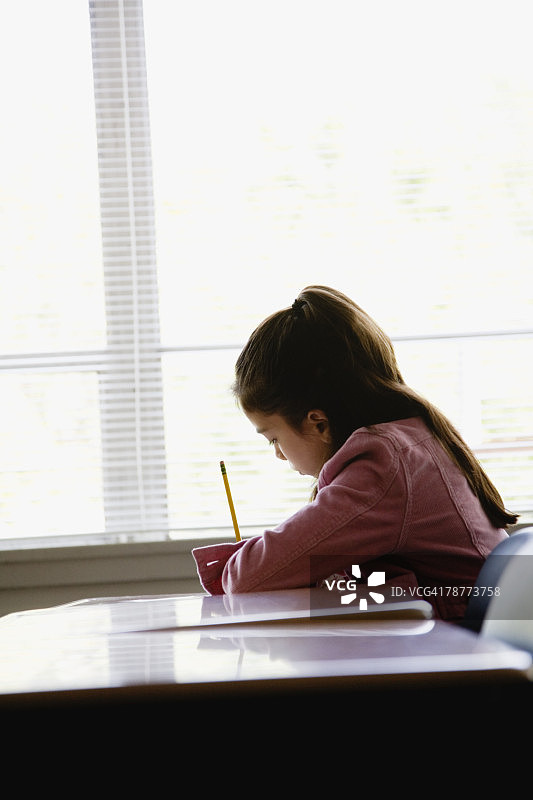 学生正在进行测试图片素材