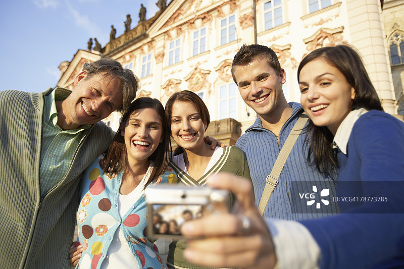 游客用数码相机拍照。图片素材