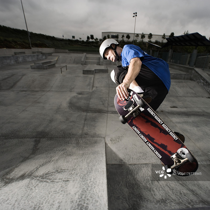 滑板运动员表演技巧图片素材