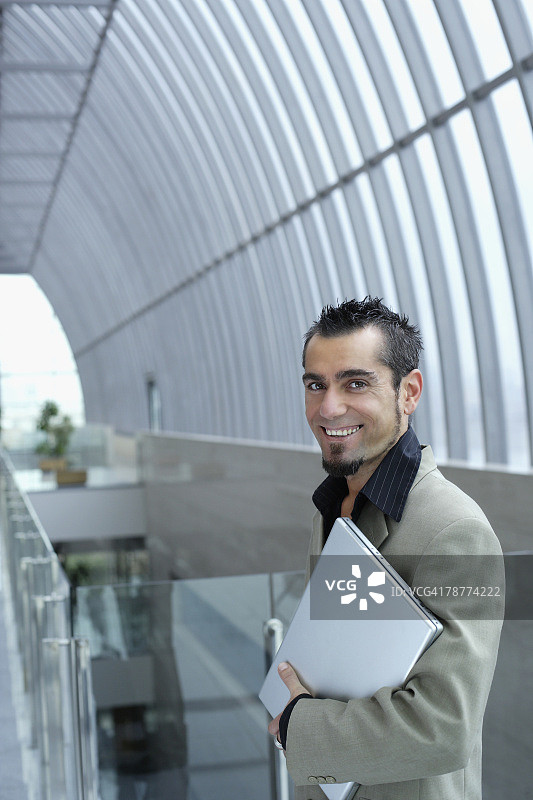 站在现代走廊里的商人图片素材