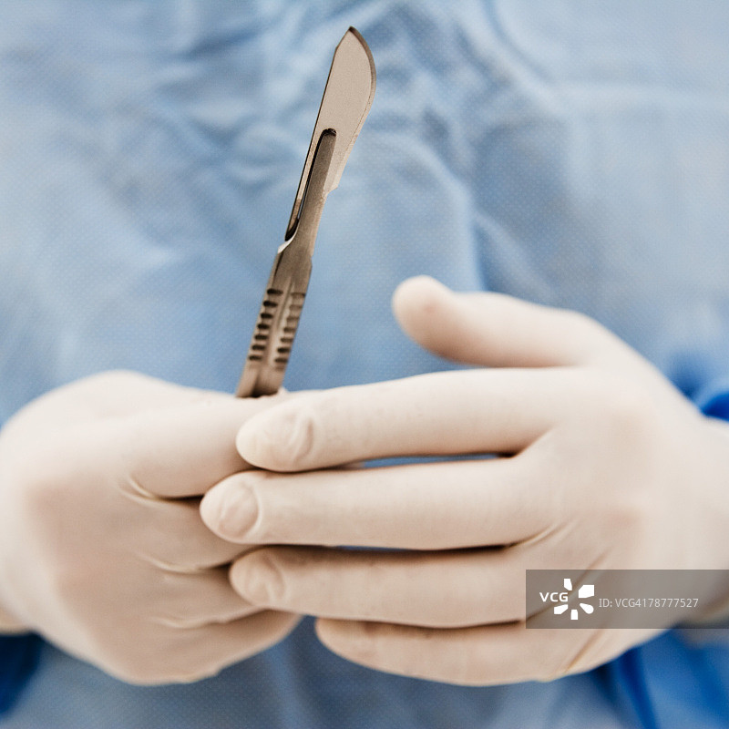 手持手术刀的外科医生图片素材