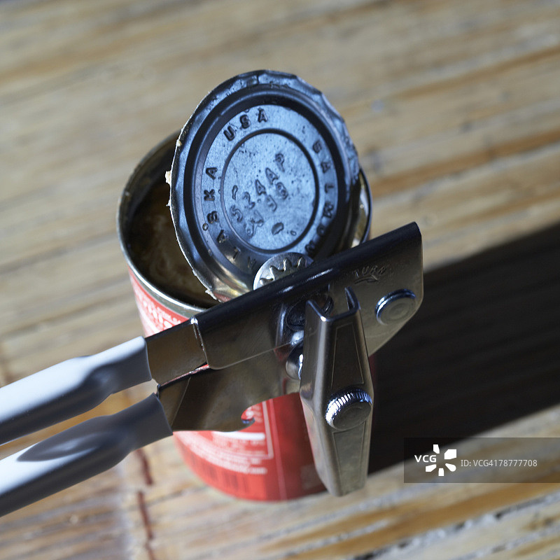 罐头刀打开罐头盖图片素材