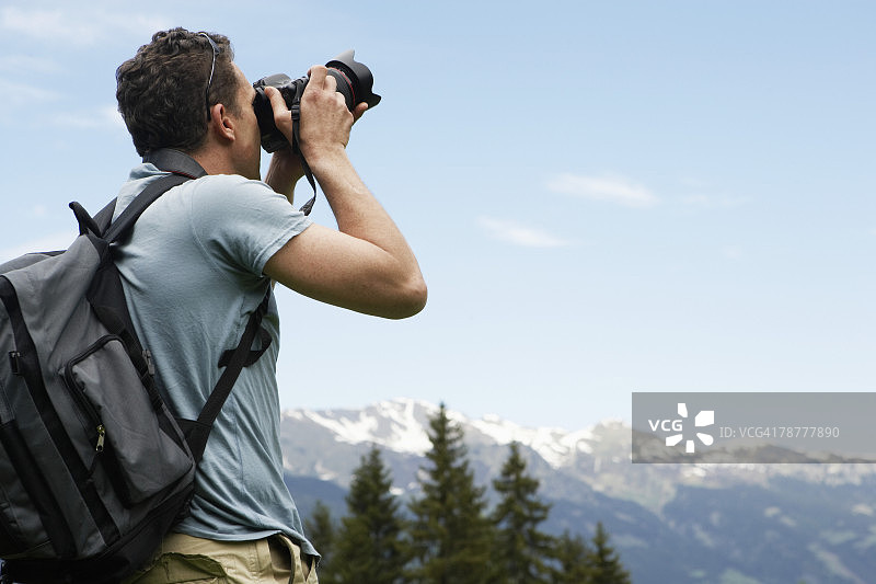 男人在山景中拍照图片素材