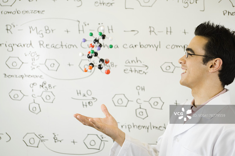 科学家抛掷分子模型图片素材