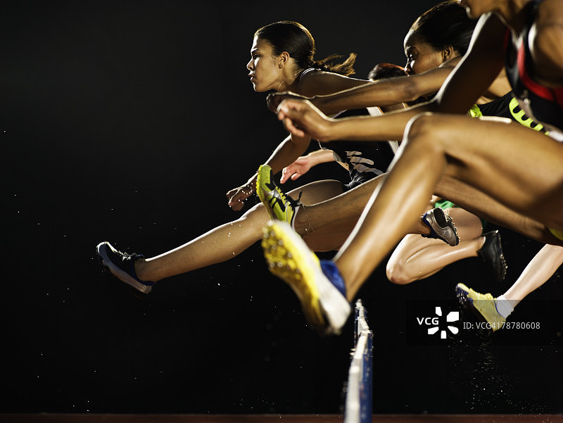 跨栏运动员跳跃图片素材