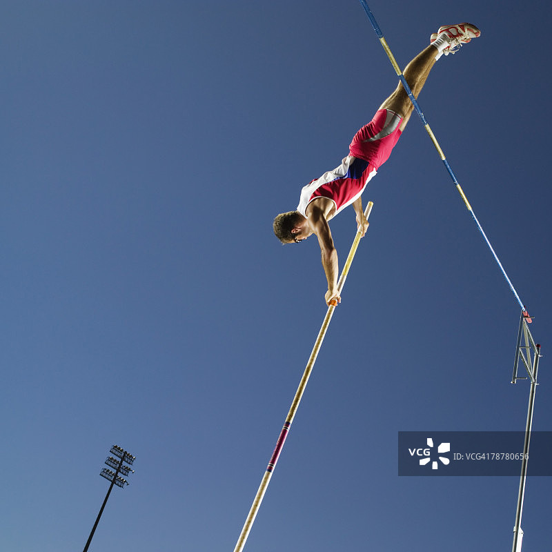 撑杆跳运动员图片素材