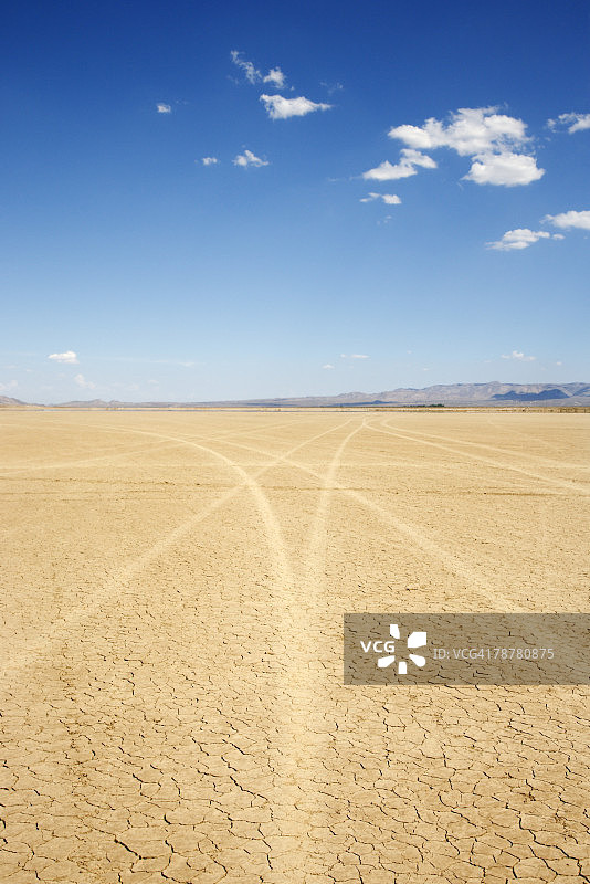 干旱沙漠地面上的轮胎痕迹图片素材