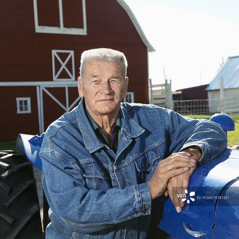 leaning on a Tractor图片素材