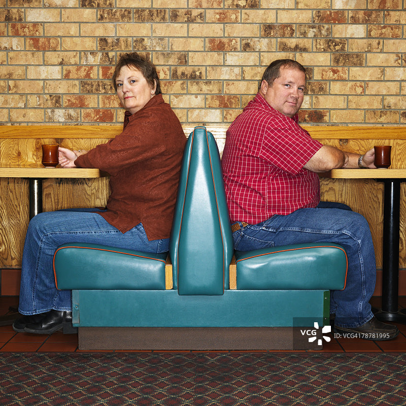 在餐馆用餐的人们图片素材