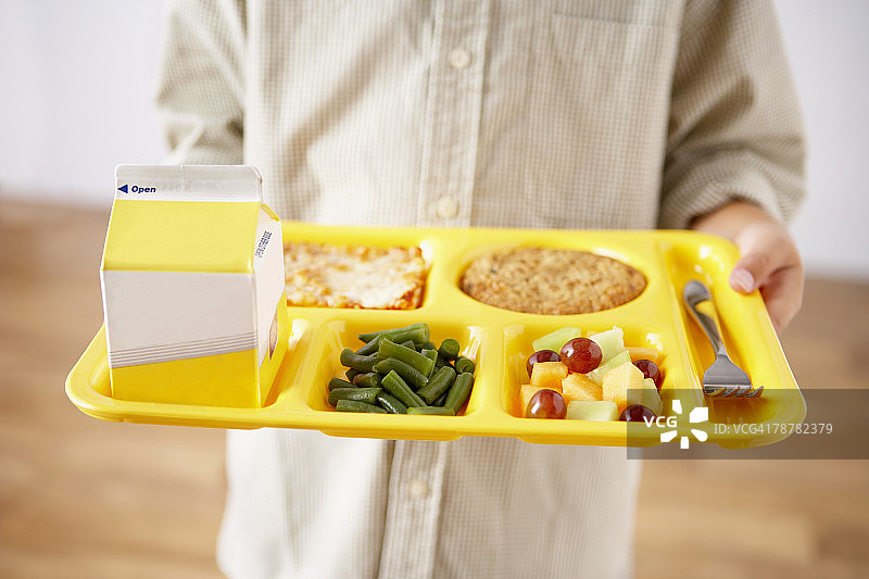 学生拿着午餐盘图片素材
