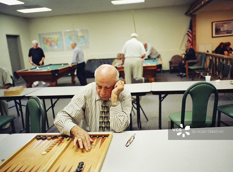 年长的男人玩双陆棋图片素材