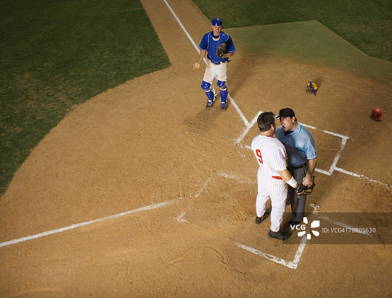 棒球运动员与裁判争论图片素材