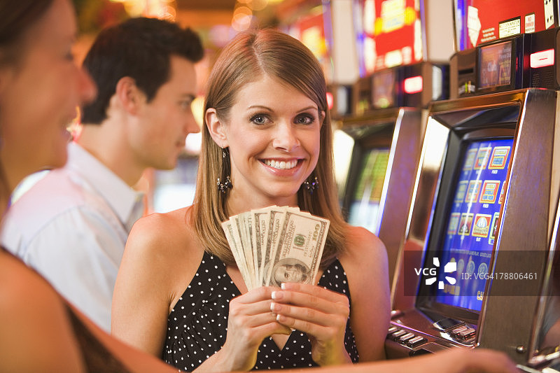 在赌场赢钱的女人图片素材