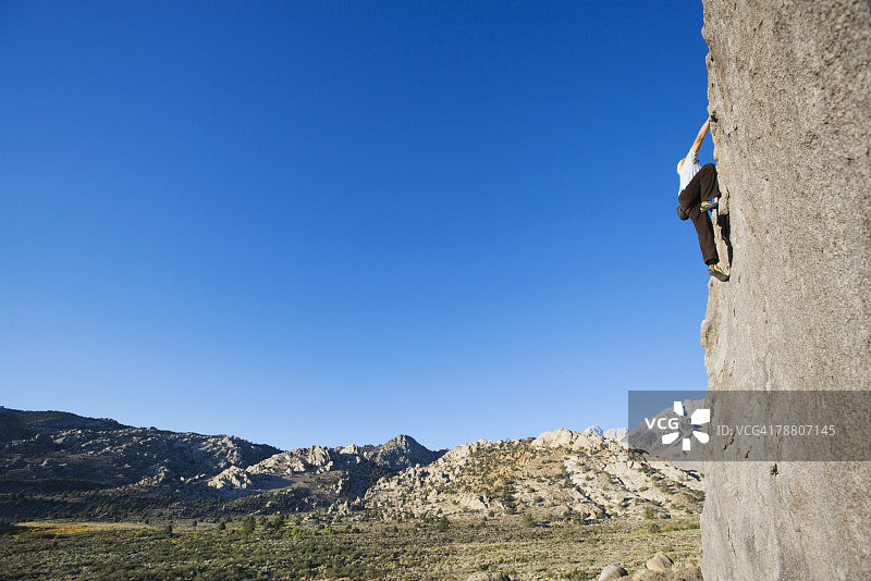 攀岩者抱石图片素材