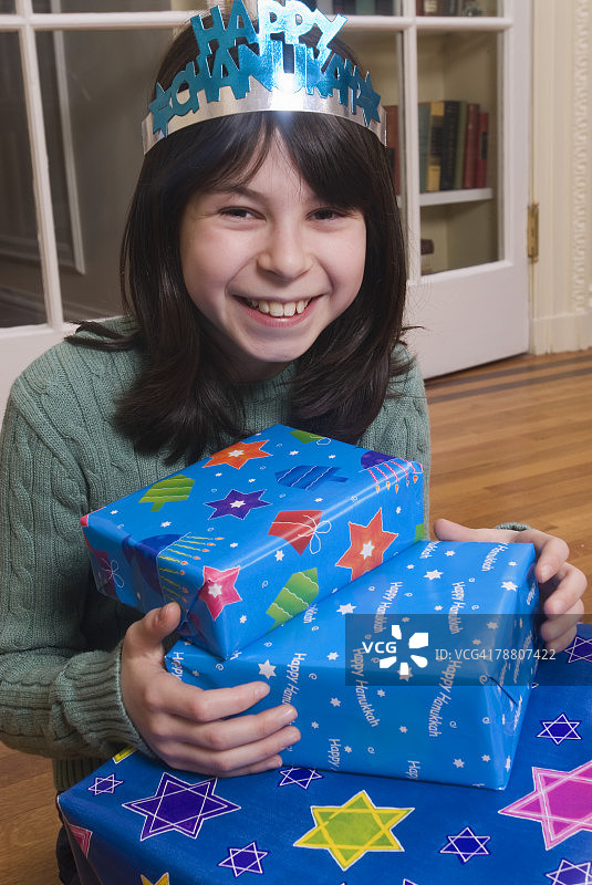 手持光明节礼物的女孩图片素材