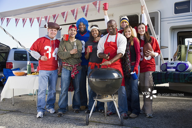 橄榄球球迷在车后野餐图片素材