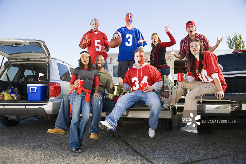 橄榄球球迷在车后野餐图片素材