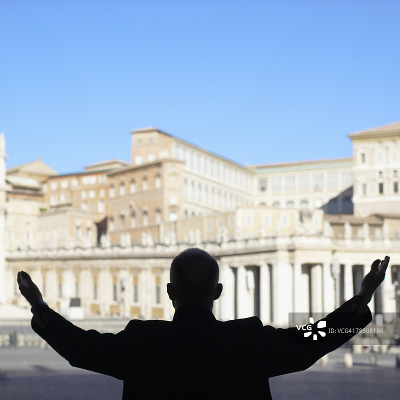 男人看着公共广场图片素材