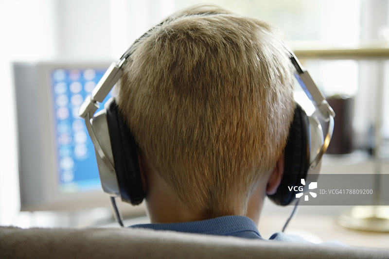 用电脑听音乐的青少年男孩图片素材