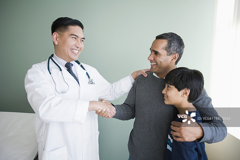 医生与男人握手图片素材