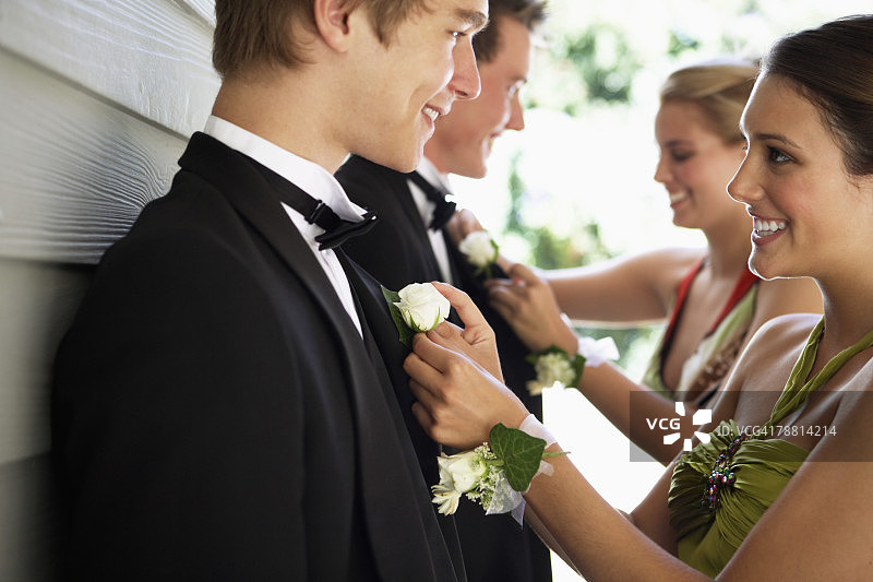 为舞会对象佩戴胸花的年轻女性图片素材