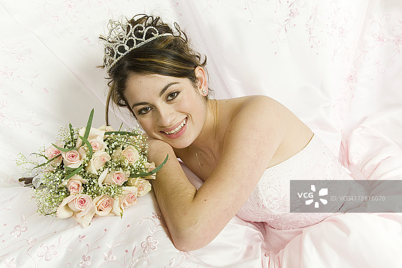 穿着成人礼服装的女孩图片素材