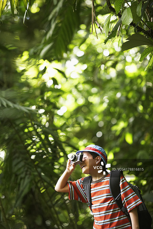在荒野地区拍照的男孩图片素材