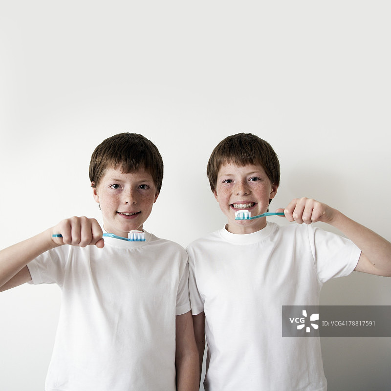 刷牙的青春期双胞胎男孩图片素材
