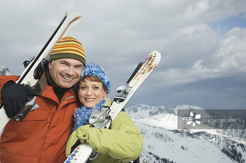 情侣滑雪图片素材