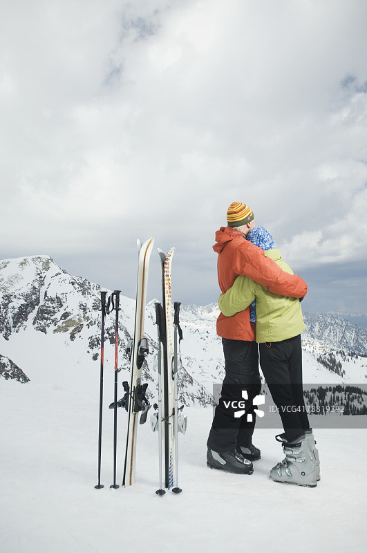 情侣滑雪图片素材