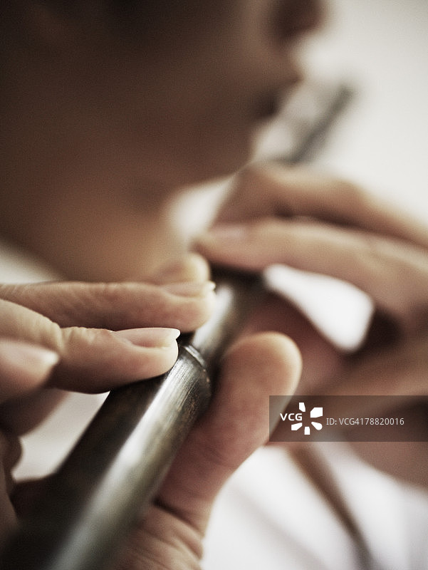 吹长笛的年轻男人图片素材