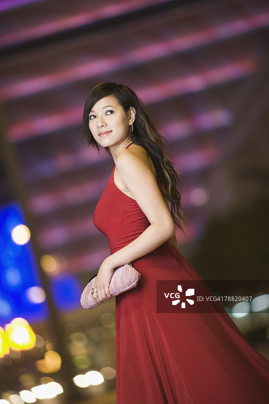 夜晚市中心的优雅年轻女子图片素材