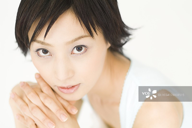 年轻女子看着相机图片素材