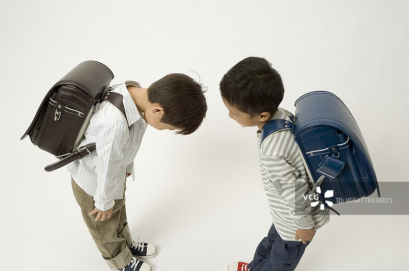 两个小学生鞠躬图片素材