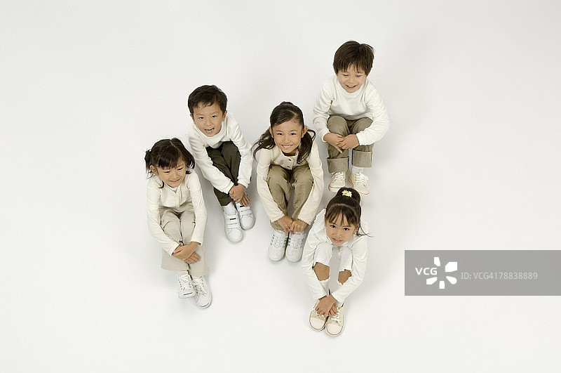 五个小学生坐着图片素材