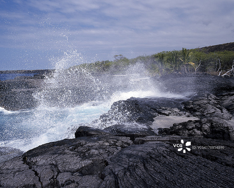 夏威夷凯阿拉凯夸海湾的海浪拍打熔岩图片素材