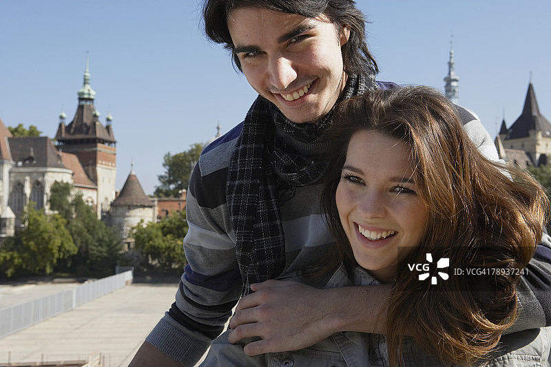 情侣在户外拥抱微笑图片素材