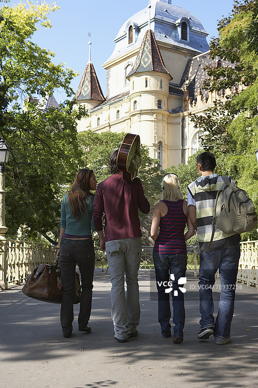 四个朋友在桥上行走图片素材