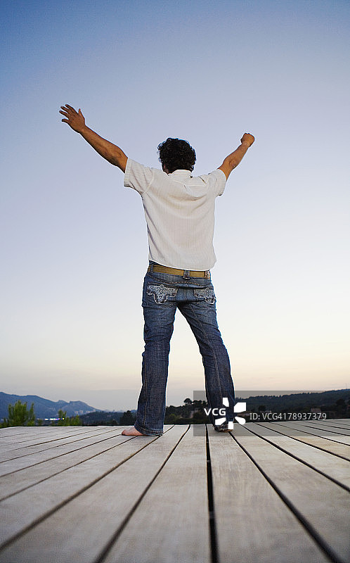 码头上双臂张开的男人图片素材