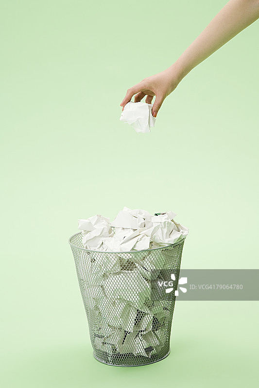 一人将纸张放入垃圾箱图片素材