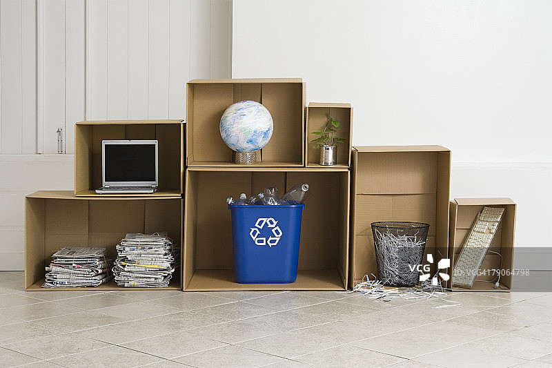 一个回收箱和各种物品图片素材