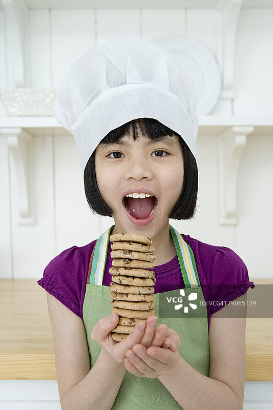 女孩吃饼干图片素材