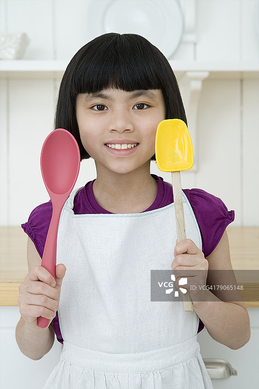 女孩拿着勺子和铲子图片素材
