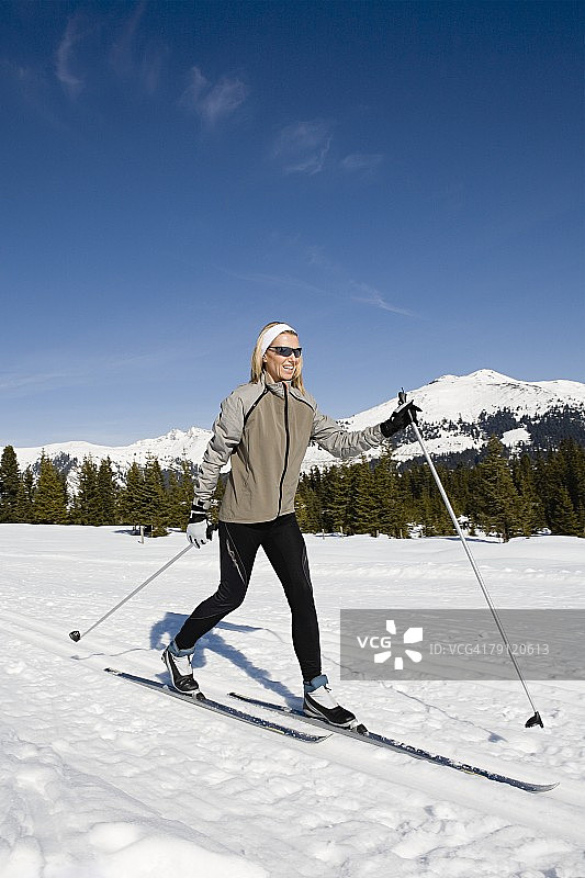 女人越野滑雪图片素材