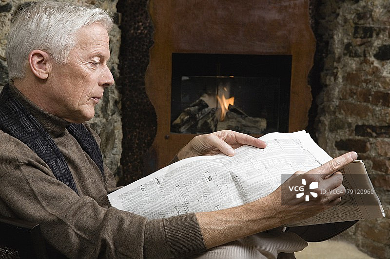 年长的男人读报纸图片素材