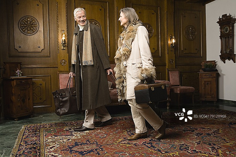 夫妇携带行李图片素材