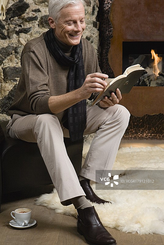 年长的男人在读书图片素材