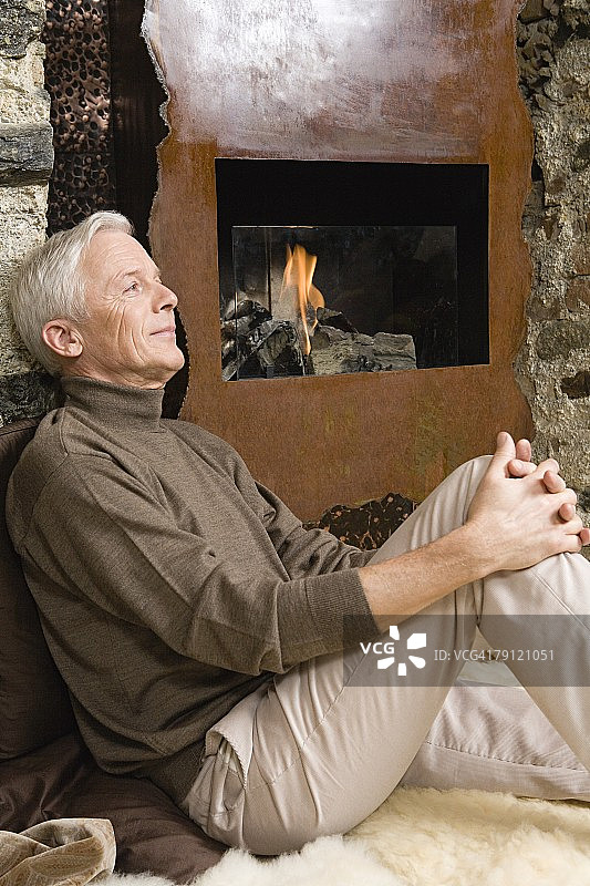 年长的男人侧面照图片素材