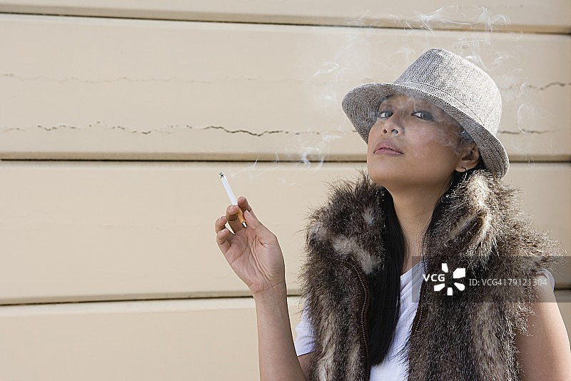 年轻女人吸烟图片素材