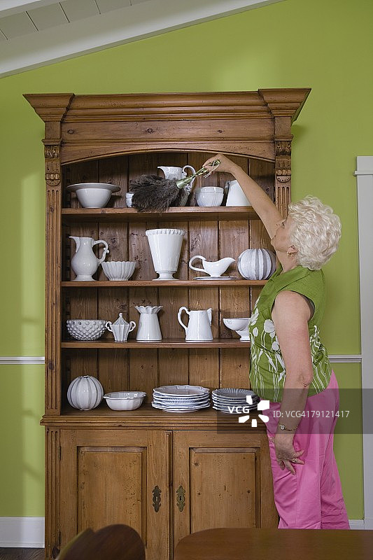 清洁灰尘的女人图片素材